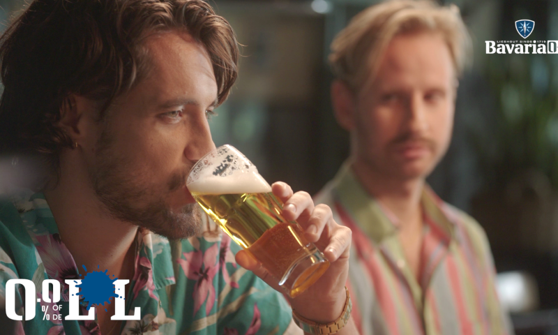 Jasper drinkt bavaria bier